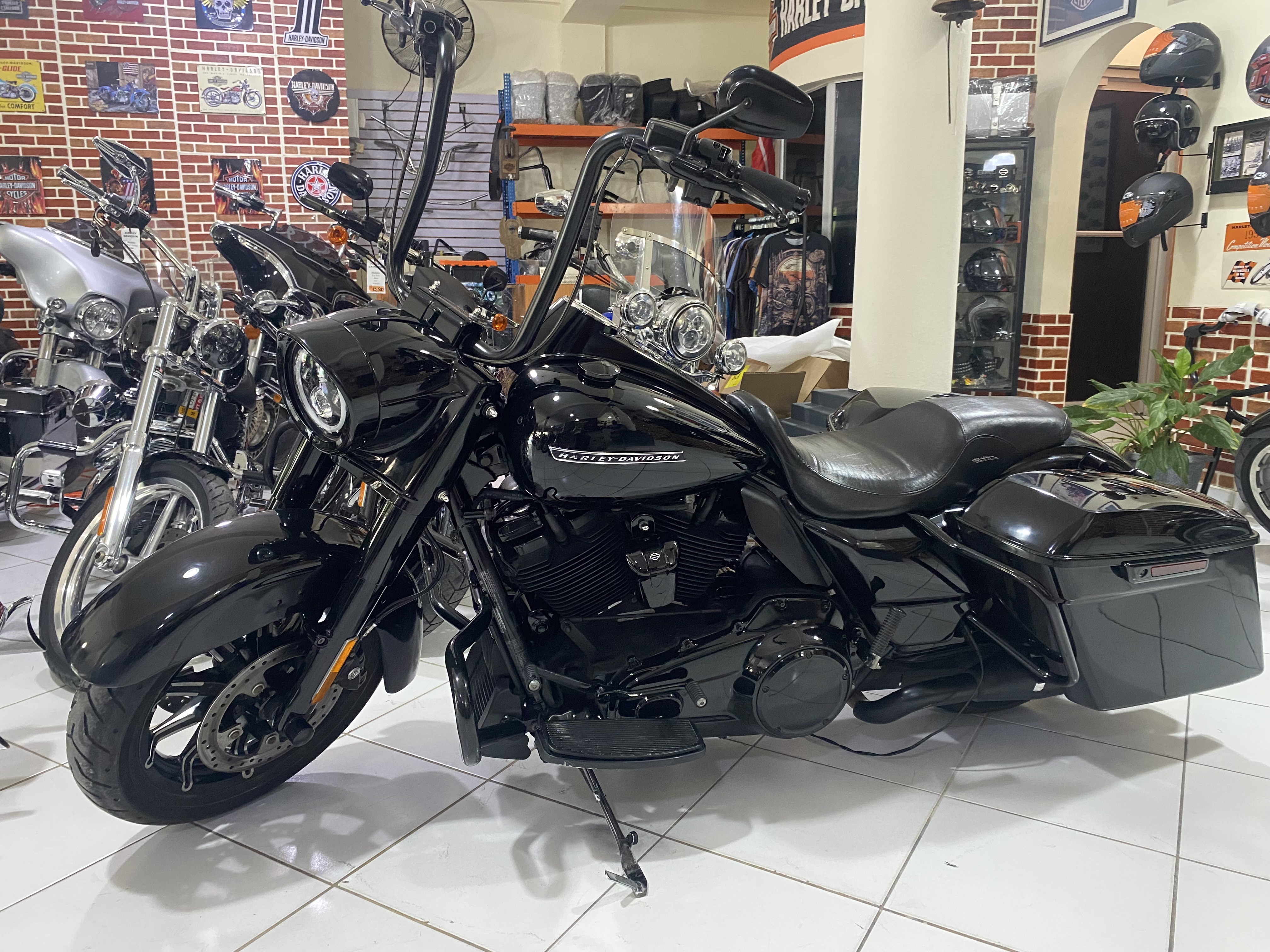 motores y pasolas - Harley Davidson Road King 2018