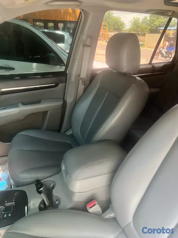 jeepetas y camionetas - Hyundai Santa Fe, muy buenas condiciones y buen precio  4