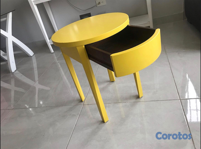 decoración y accesorios - Moderna, elegante y funcional mesa en madera color amarillo con un acabado 5