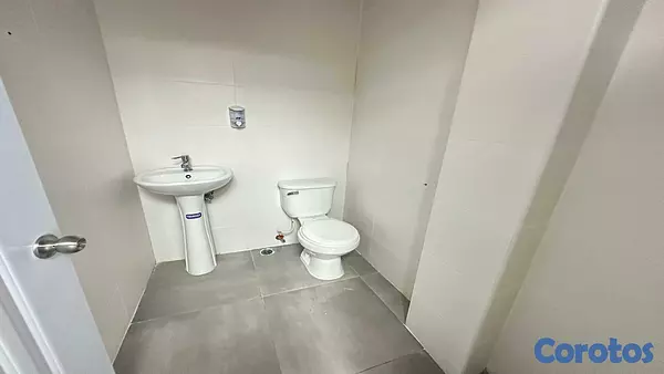oficinas y locales comerciales - Local Oficina en Primer Piso en el DISTRITO NACIONAL 6