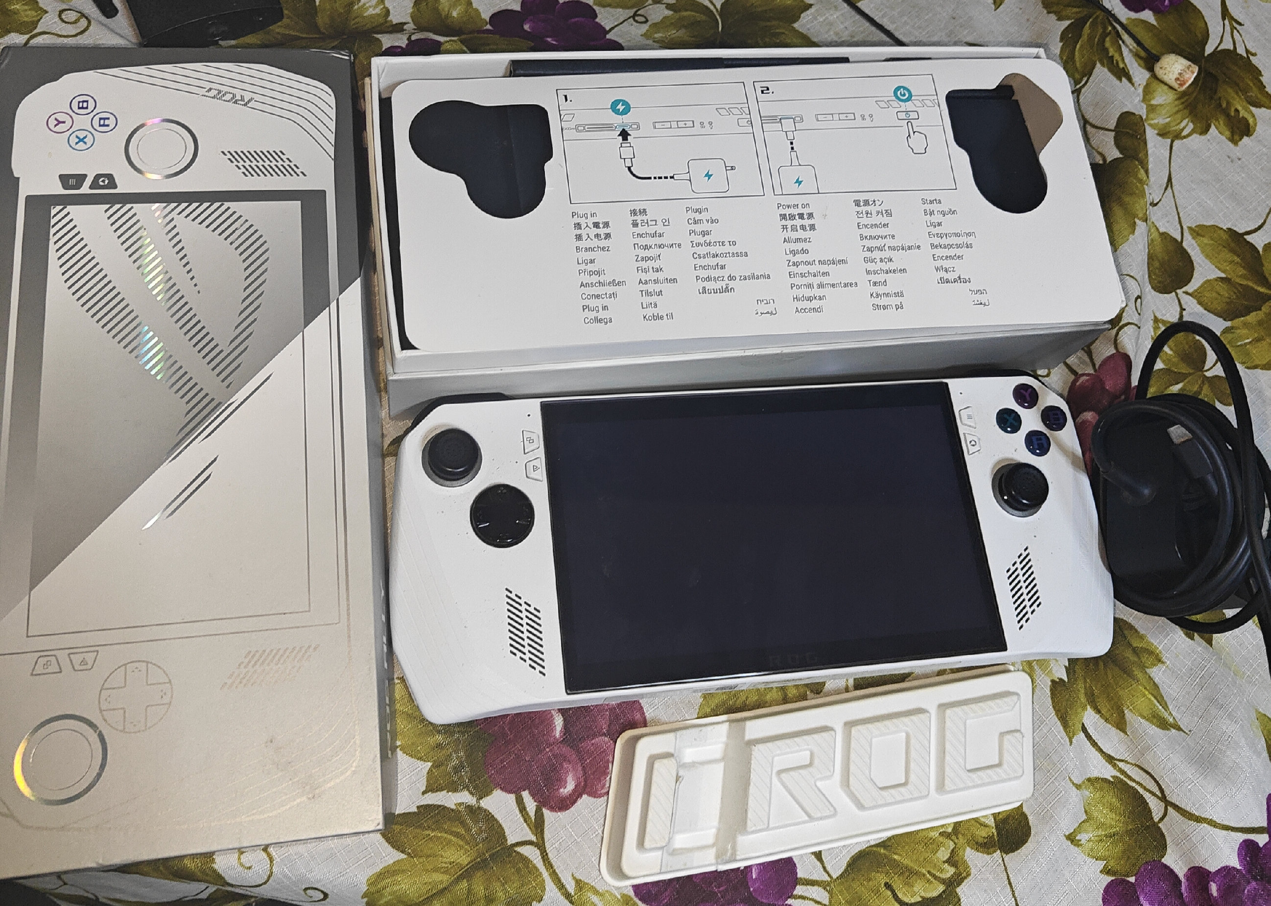 consolas y videojuegos - Asus Rog Ally z1 extreme. 9/10. con su cargador, caja y stand.