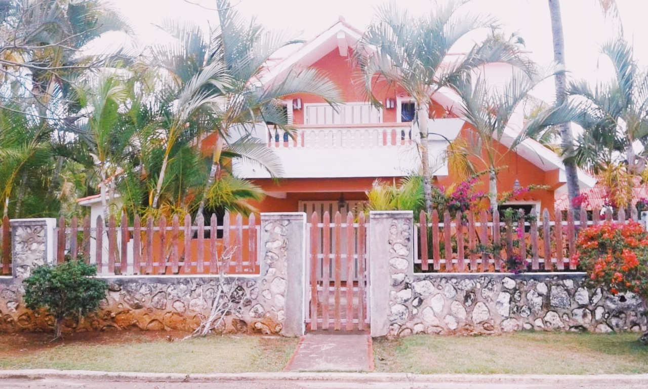 casas vacacionales y villas - Villa Próximo a Juan Dolio; a 5 mins de Playa Caribe!!