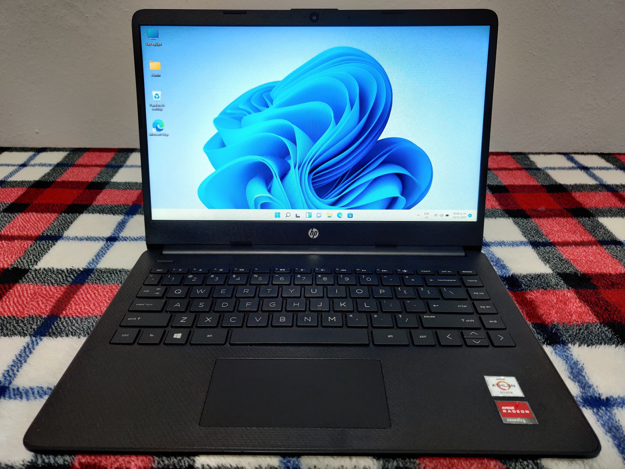 computadoras y laptops - Laptop HP 2020,14"HD, AMD Athlon con Radeon Graphics, 4 GB DDR4, 120GB m.2 SSD