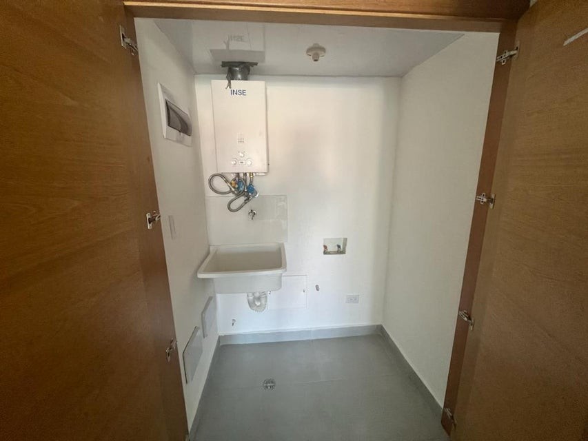apartamentos - Apartamento en alquiler #24-565 piso alto, ascensor, excelente ubicación. 5