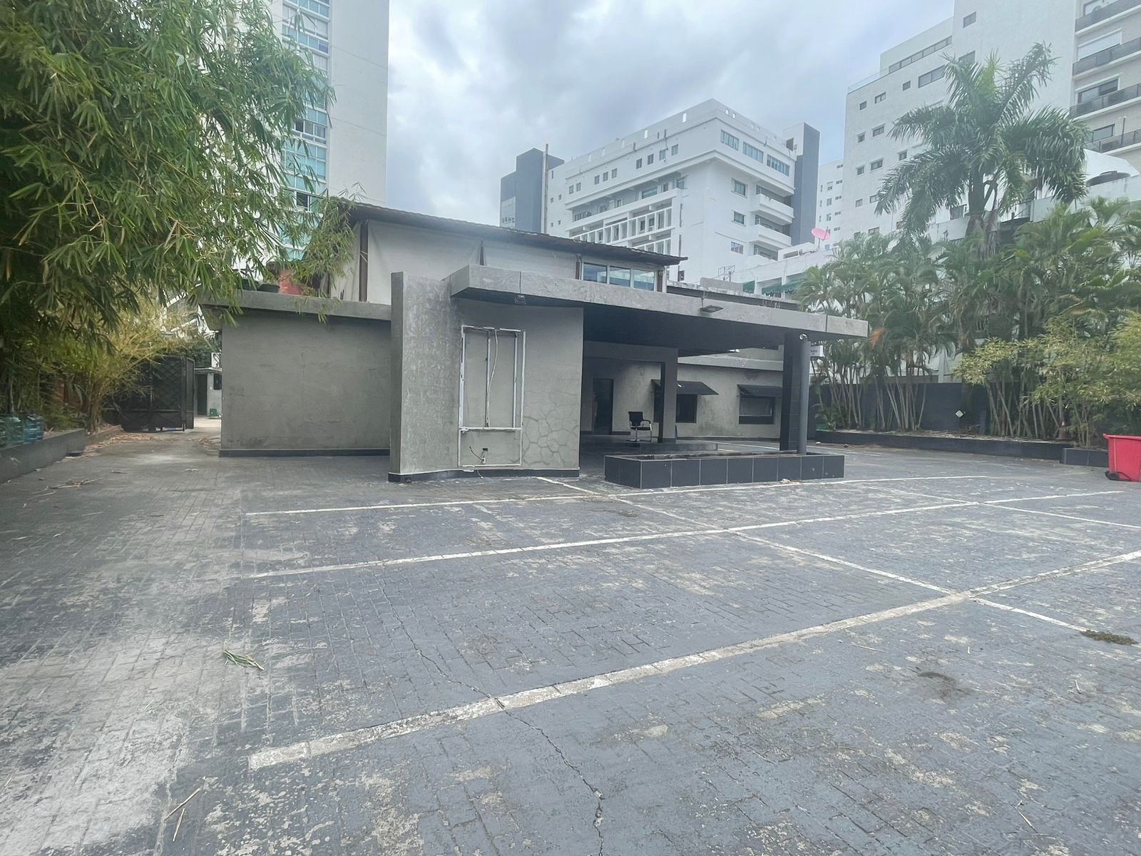 oficinas y locales comerciales - Local céntrico en la Esperilla 8