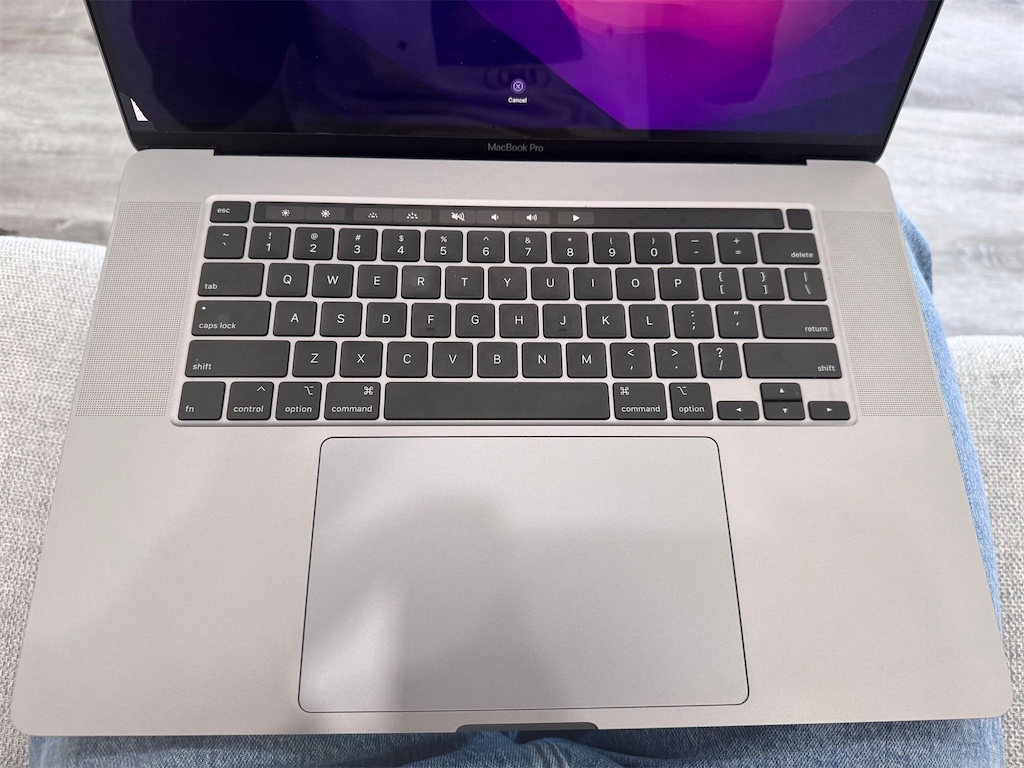 computadoras y laptops - MacBook Pro 2019 16” core i9 4 terabytes pequeña ruptura en la parte inferior
 4