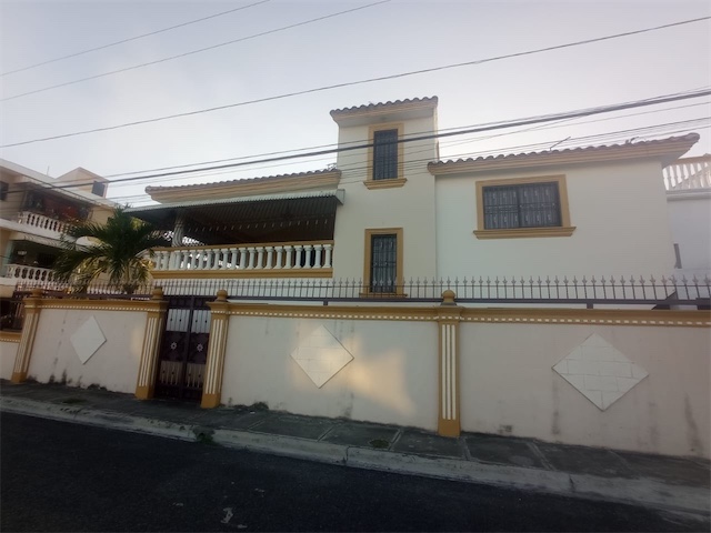 casas - Venta de casa de 3 niveles la autopista de san Isidro brisa oriental con piscina