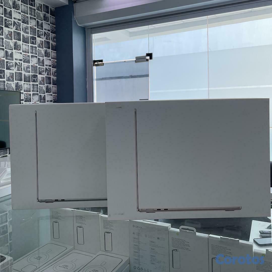 computadoras y laptops - MacBook Air 2024 13.6” chip M3 512gb 16gb ram nuevas selladas  1