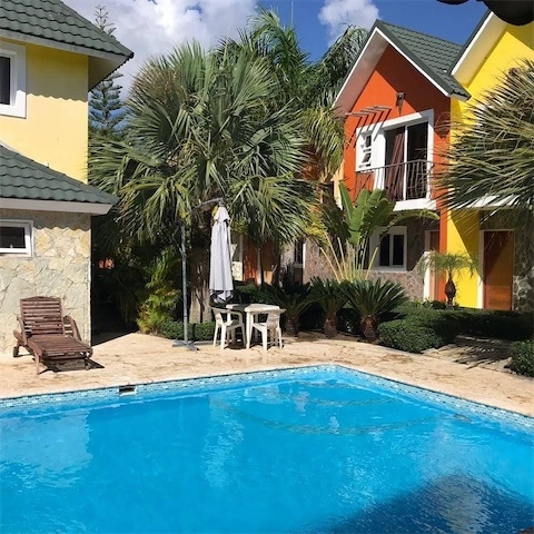 casas vacacionales y villas - Venta de Villa duplex en Bavaro punta cana con piscina y patio