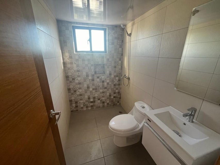 apartamentos - Apartamento en alquiler #24-565 piso alto, ascensor, excelente ubicación. 7