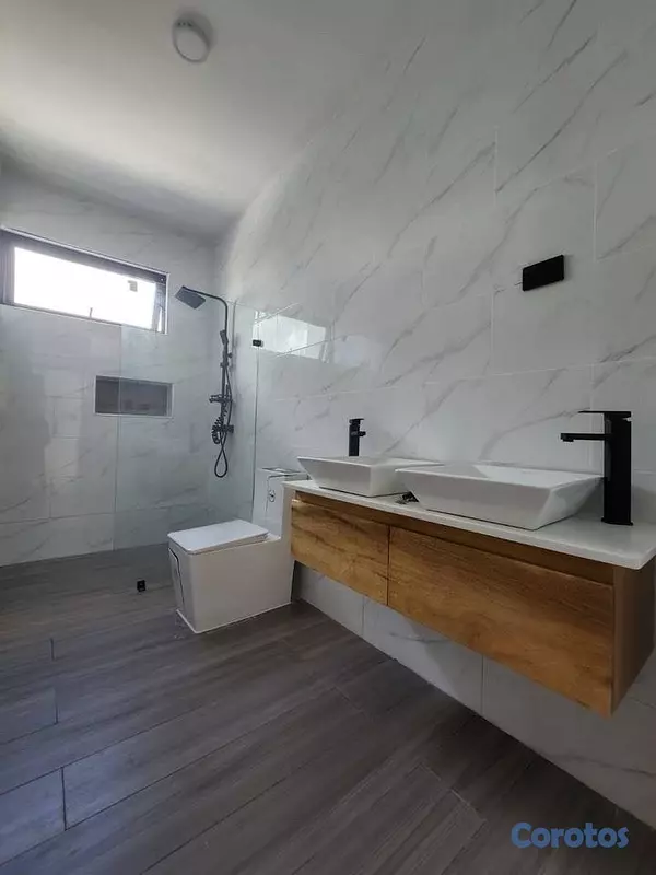 casas - Venta de casa con piscina en San Isidro 3