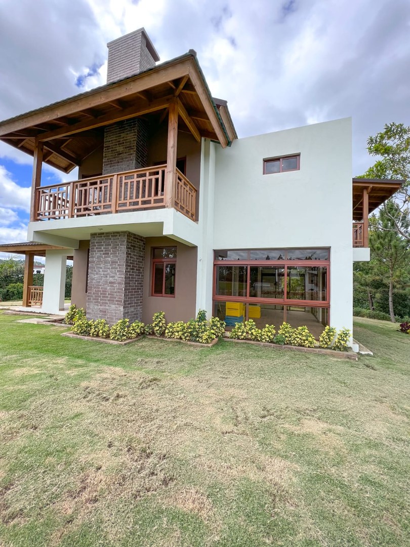 casas vacacionales y villas - Preciosa Villa Nueva en Proyecto Cerrado de Jarabacoa 