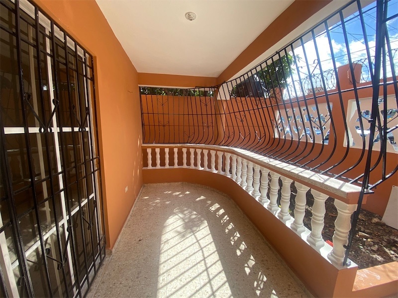 casas - Venta de casa de 340tms próximo a la Charles de Gaulle con amplio patio  4