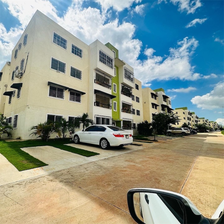 apartamentos - Venta de apartamento 4to nivel en la autopista de san Isidro con 2 parqueos 