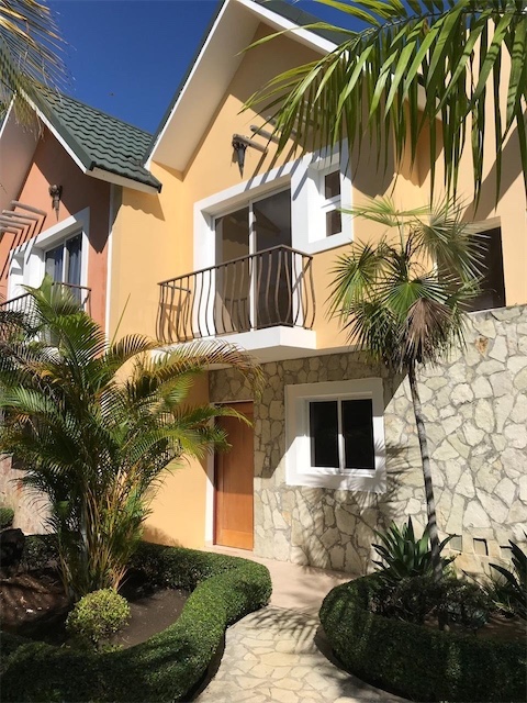 casas vacacionales y villas - Venta de Villa duplex en Bavaro punta cana con piscina y patio 2