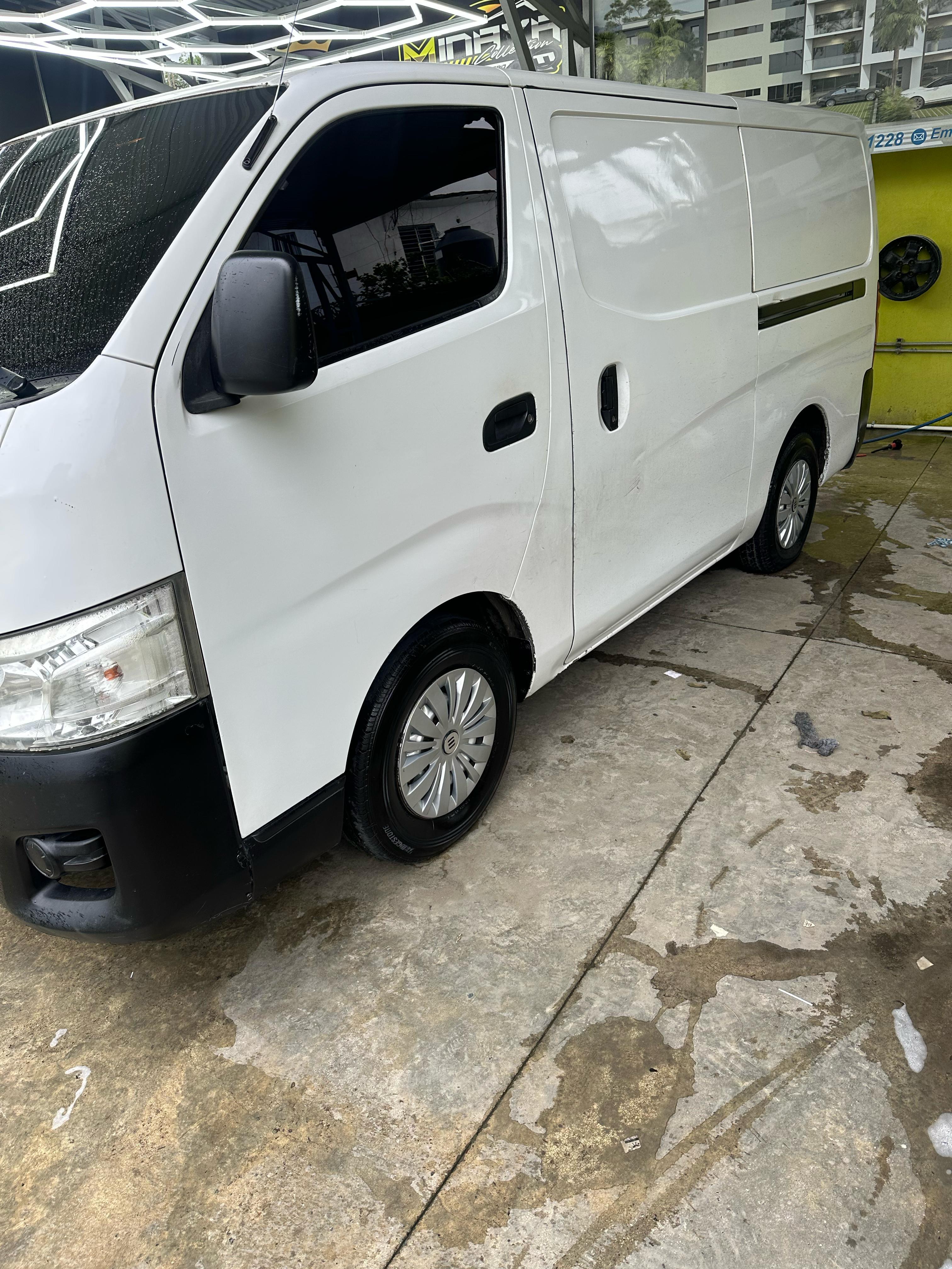 jeepetas y camionetas - Nissan urvan 2016 0