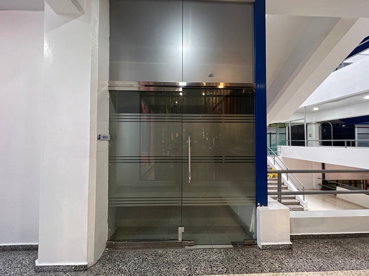 oficinas y locales comerciales - 🔵Alquilo local 64 mts en Piantini 2do piso 
 2