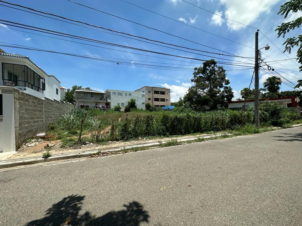 solares y terrenos - Solar con 934 Mts2 en Jardines del Yaque  0