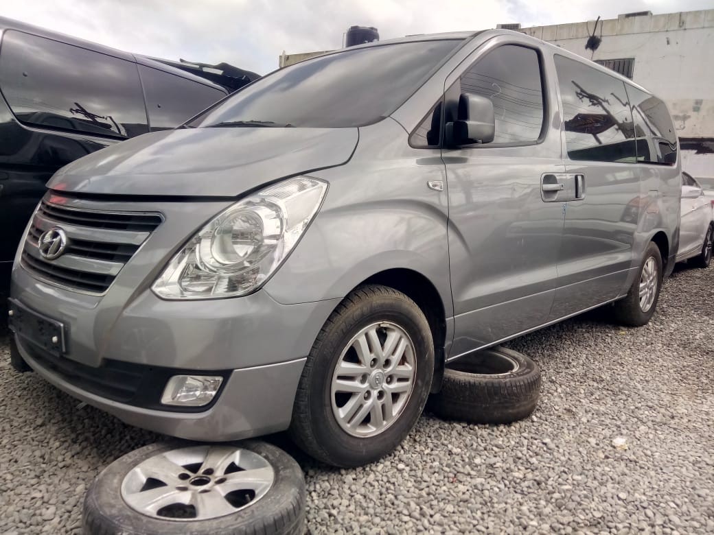 jeepetas y camionetas - HYUNDAI GRAND STAREX 2018 GRIS DESDE: RD$1,220,100