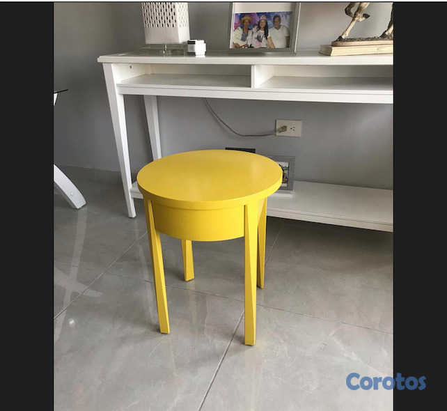 decoración y accesorios - Moderna, elegante y funcional mesa en madera color amarillo con un acabado 7