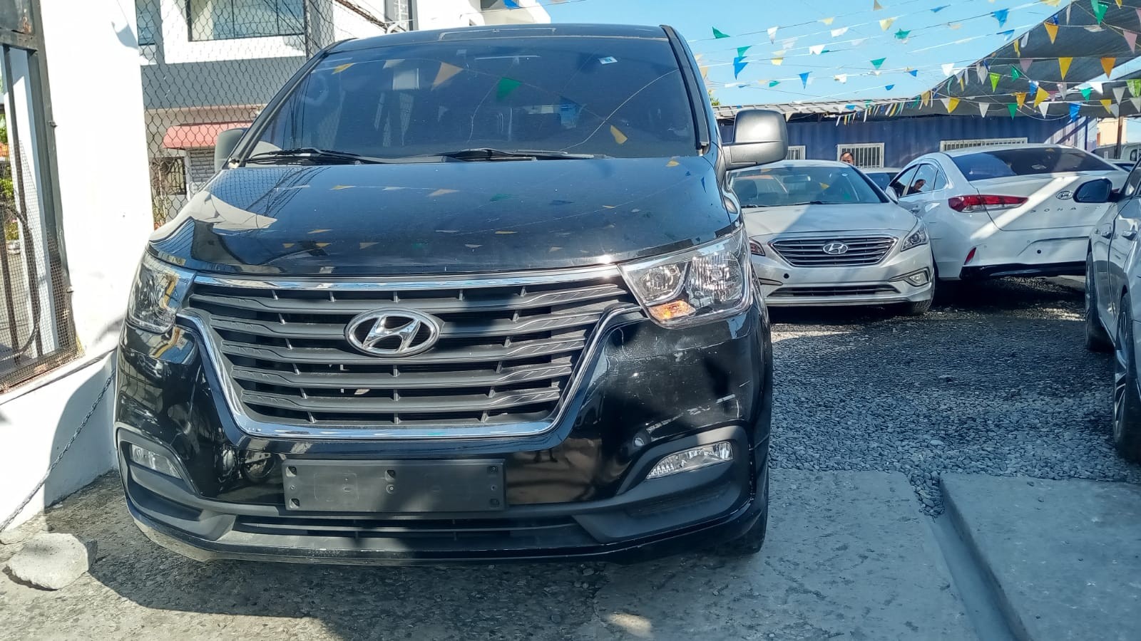 jeepetas y camionetas - HYUNDAI GRAND STAREX 2020 NEGRADESDE: RD$ 1,750.100 0