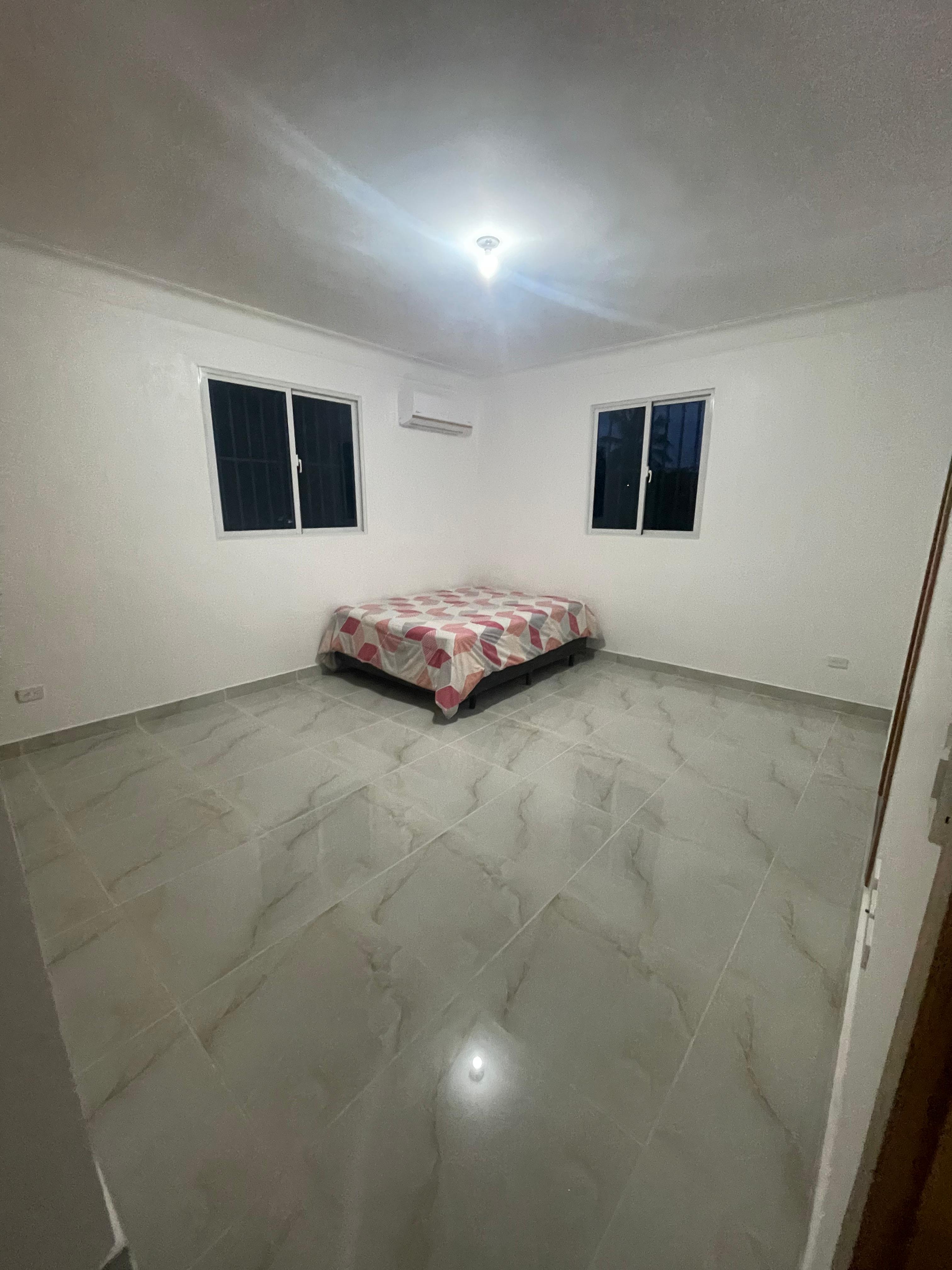 casas - CASA EN VENTA EN AV. HISPANOAMERICANA, SANTIAGO.