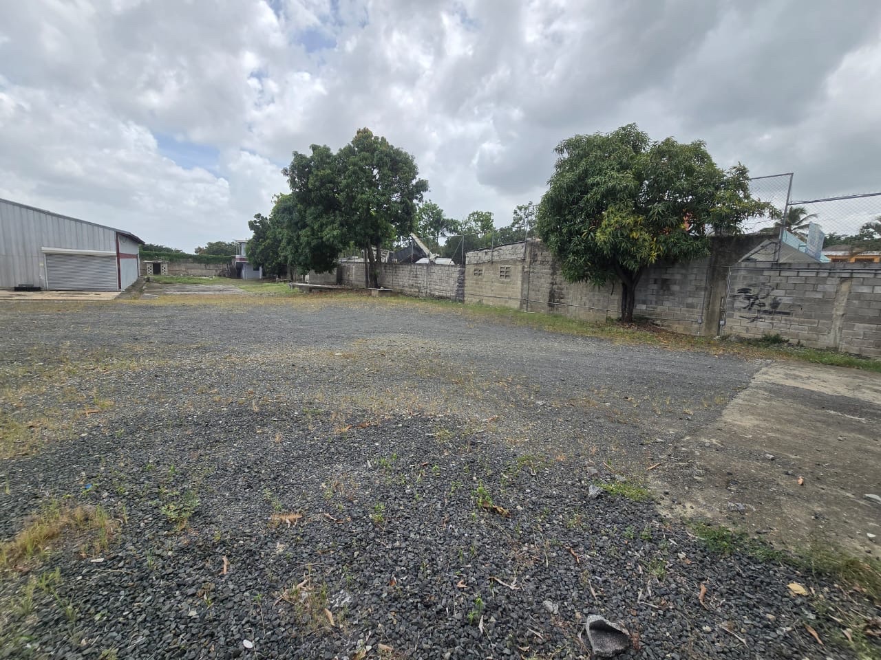 solares y terrenos - Alquilo 3mil metros en la circuvalacion , autopista Duarte .  1