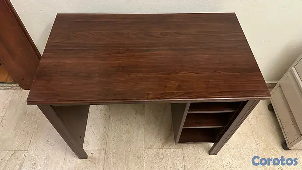 muebles y colchones - Escritorio IKEA color madera oscura con repisas laterales
 3