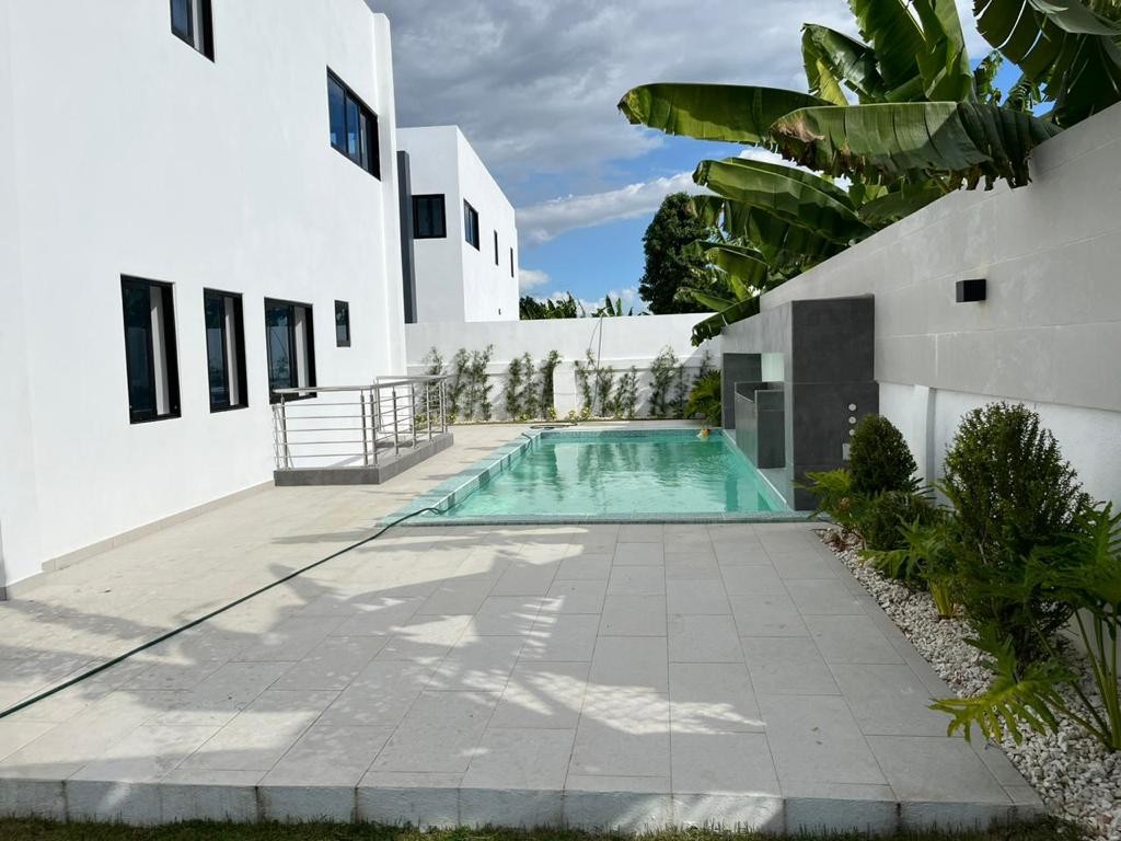 casas - Casa  2 niveles con piscina en Guayabal en santiago de los caballeros 