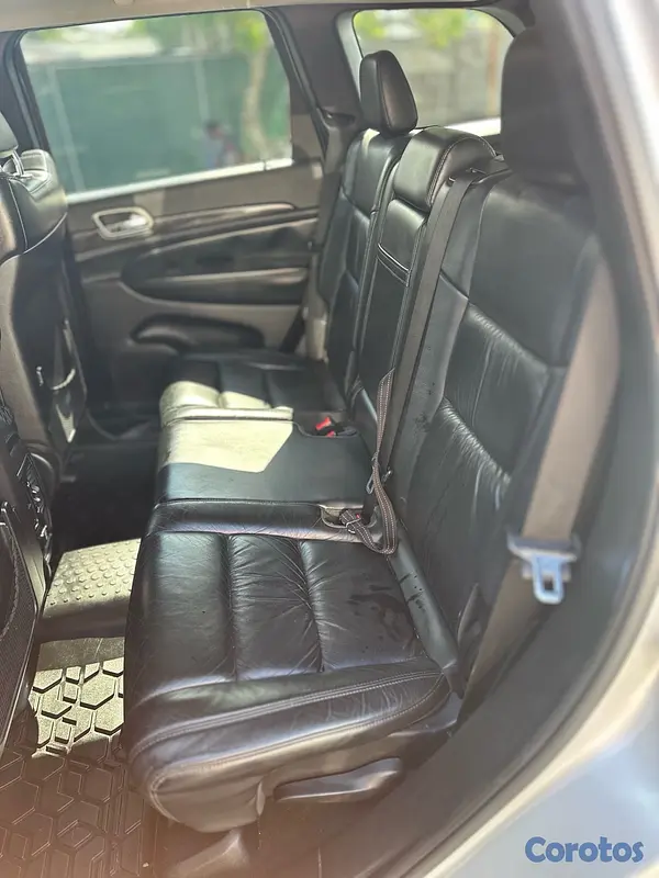 jeepetas y camionetas - Jeep Cherokee Laredo 2011 7