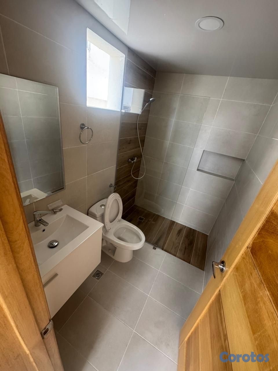 apartamentos - alquiló independencia una hab 1.5 baños parqueo ascensor planta full gas común  2