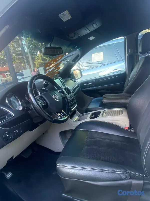 jeepetas y camionetas - DODGE GRAND CARAVAN SXT 2018 5