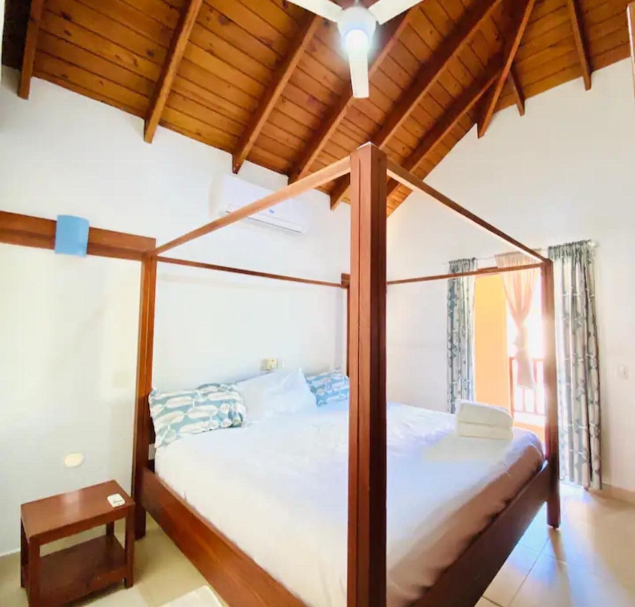 casas vacacionales y villas - venta de Villa en las terrenas de Samana con piscina privada cerca de la playa  3