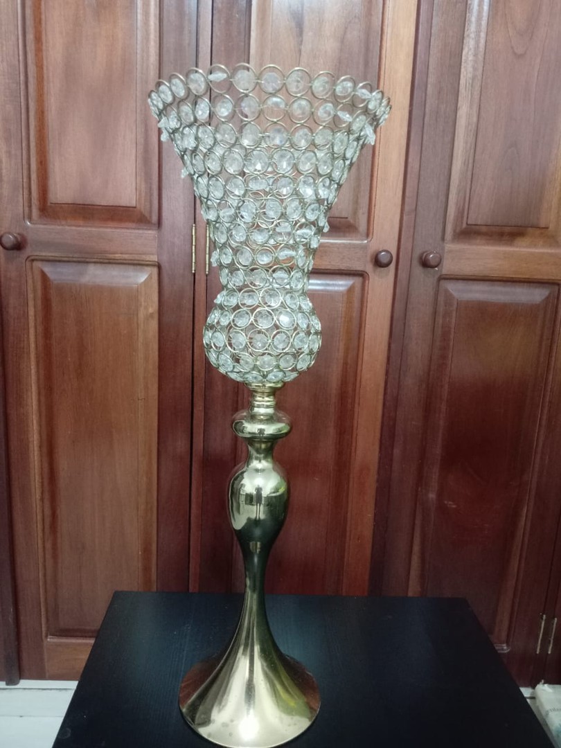decoración y accesorios - Dos candelabros de color dorado y con cristales 2
