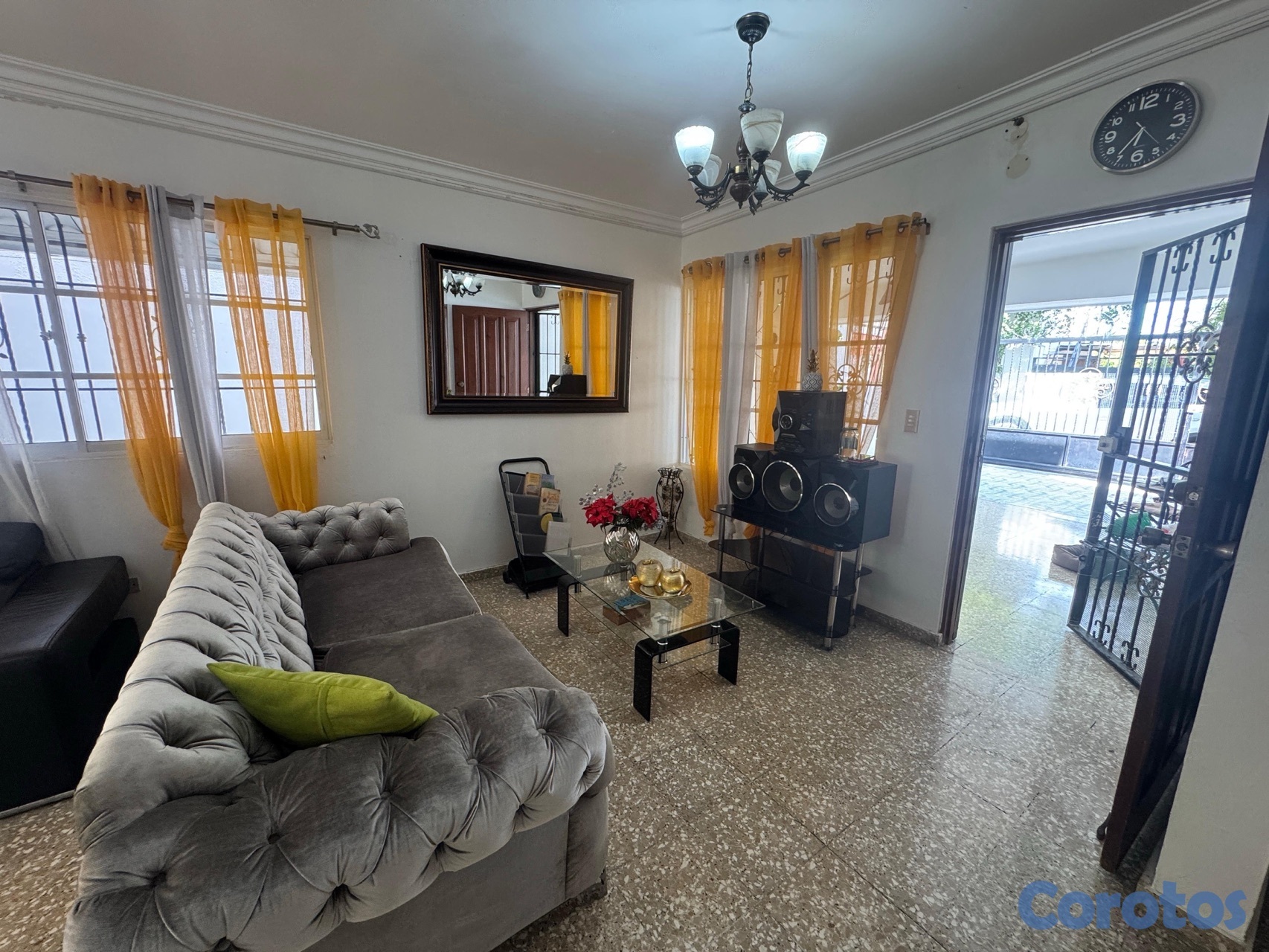 casas - Vendo casa en la Rep. de Colombia , residencial cerrado . D.N. 6