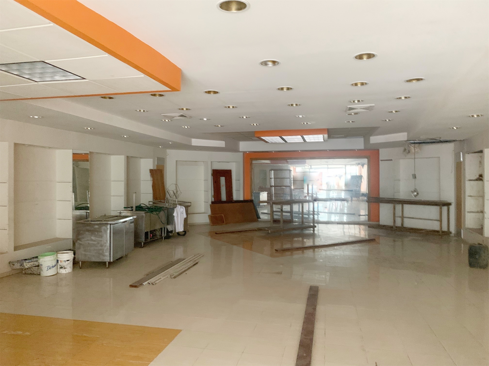 oficinas y locales comerciales - Local amplio en zona colonial 6