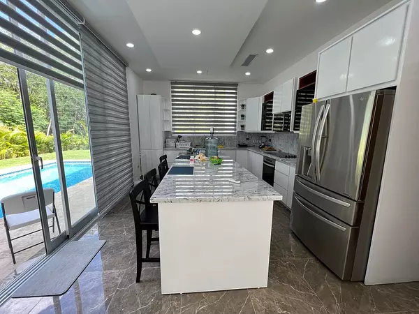 casas vacacionales y villas - Hermosa villa en alquiler, ubicada en playa nueva Romana. 2