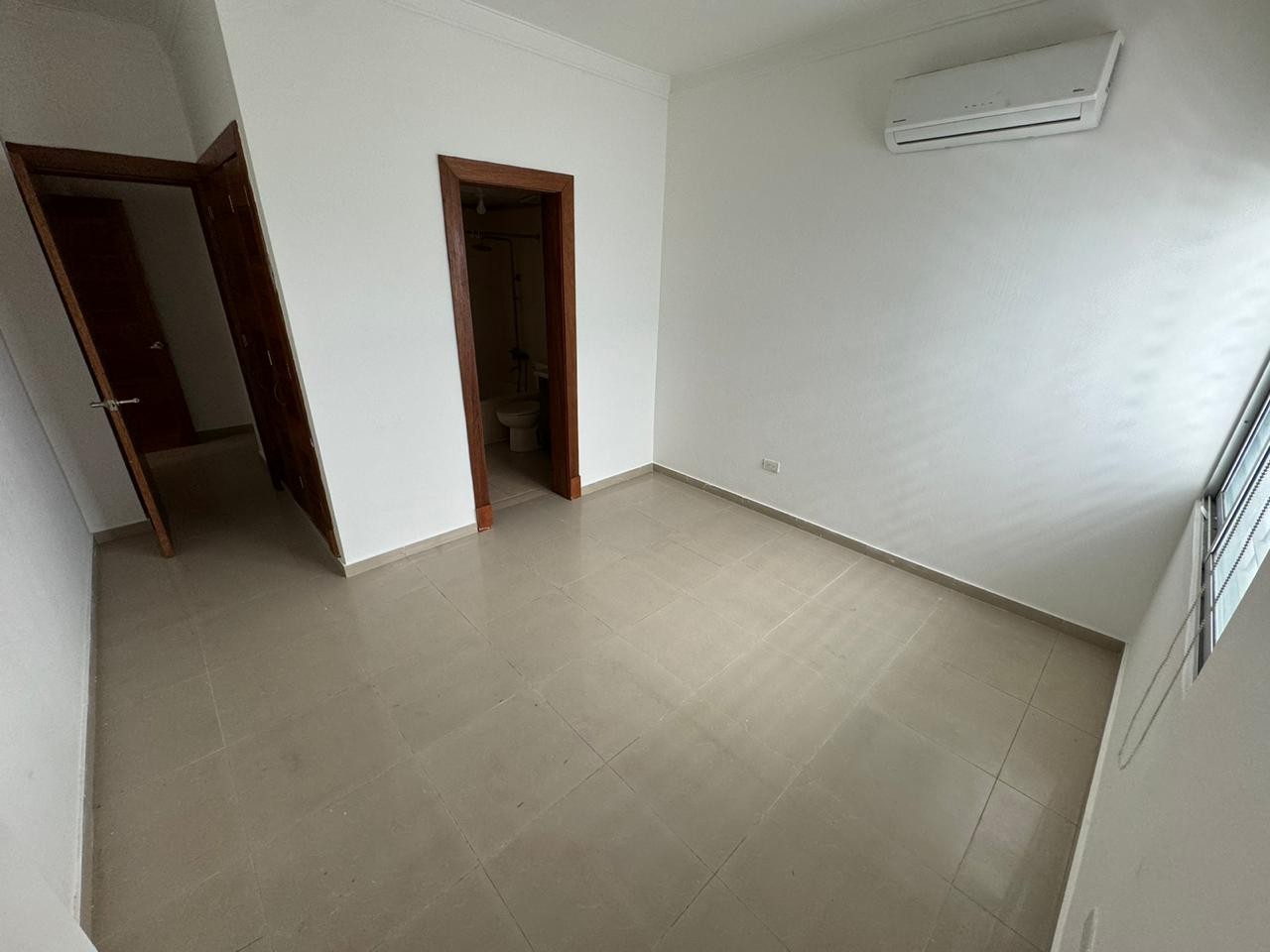 apartamentos - Apartamento en Alquiler
SERRALLES
USD 1,500.00 (Mantenimiento incluido)

 9