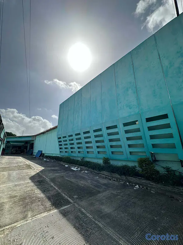 oficinas y locales comerciales - Edificio Comercial con Nave Industrial en Autopist 4