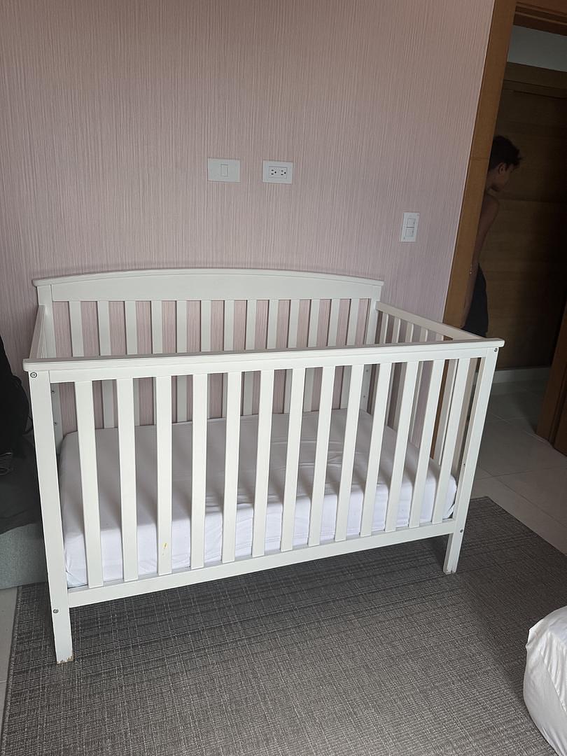 muebles - cuna con colchón en estado perfecto, con juego de sábanas y colchas, y más