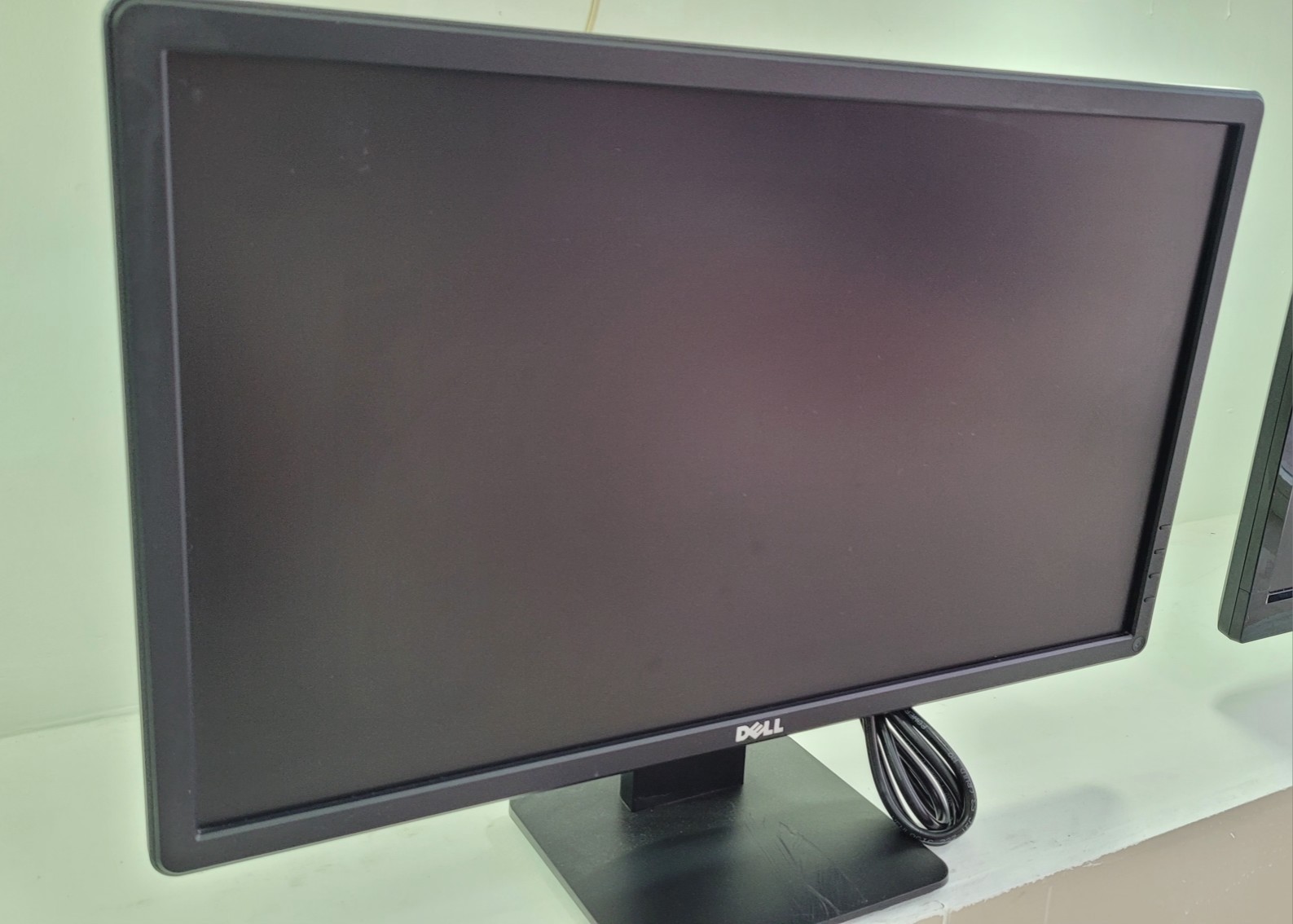 computadoras y laptops - Monitor Dell 24 Pulg hdmi y vga 0