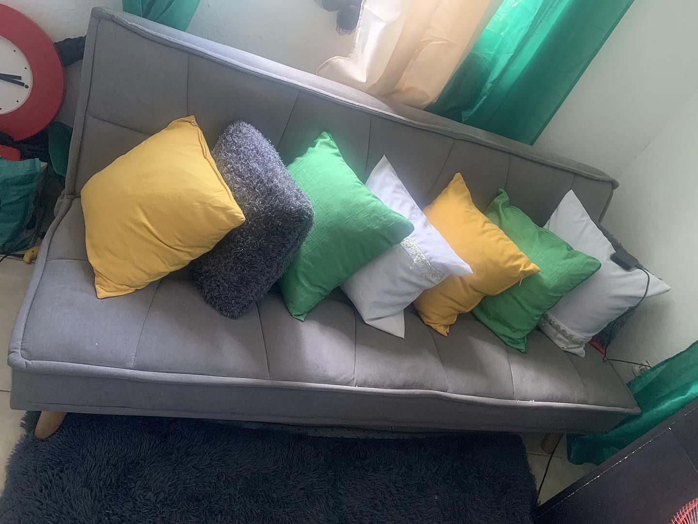 muebles y colchones - Sofá cama 🛌 
Como nuevo.. 
No incluye cojines.
Motivo de venta: por mudanza.