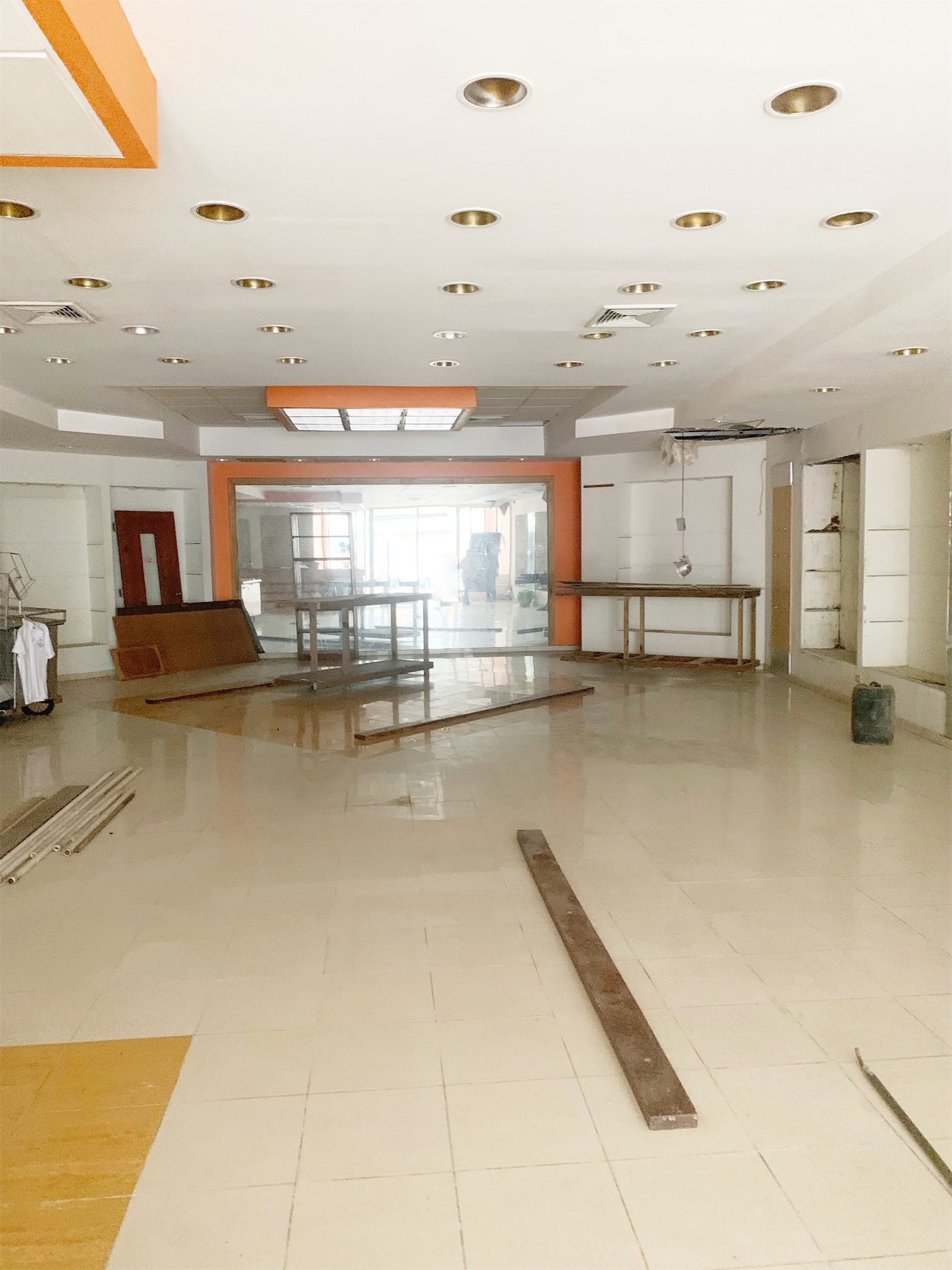 oficinas y locales comerciales - Local amplio en zona colonial 7