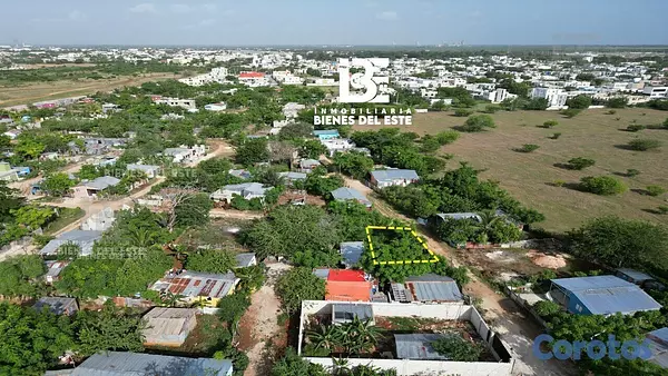 solares y terrenos - Se Vende solar de esquina con 143 metros.  📍En Sec 1