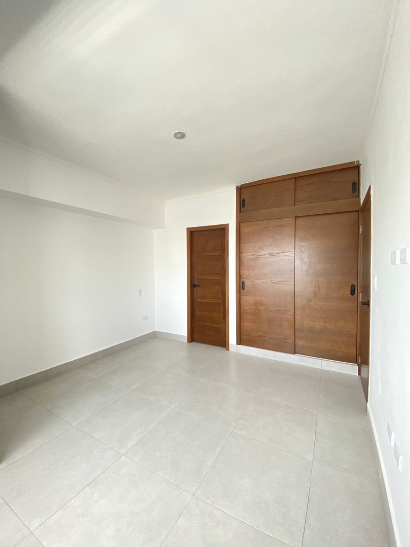 apartamentos - Se vende apartamento con terraza nuevo en Evaristo Morales 2