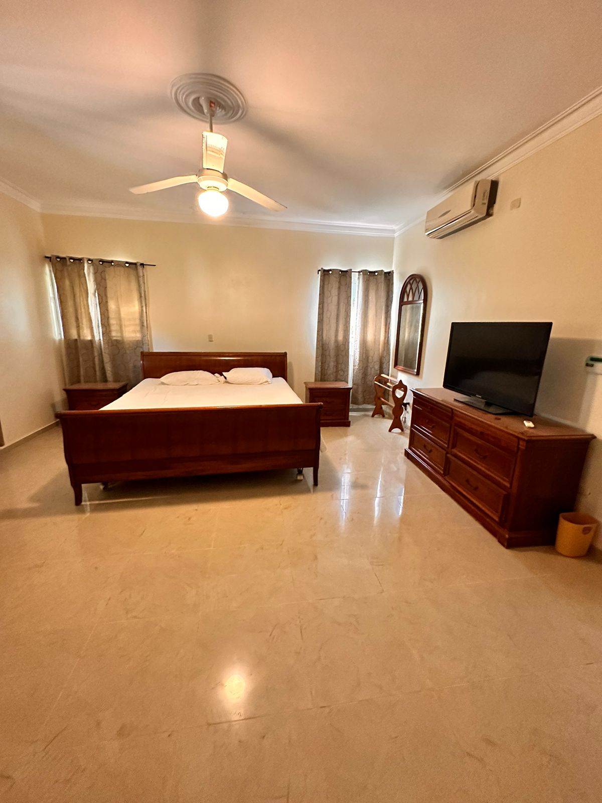 casas - CASA EN VENTA EN LOS JARDINES DEL ESTE, SANTIAGO. 0