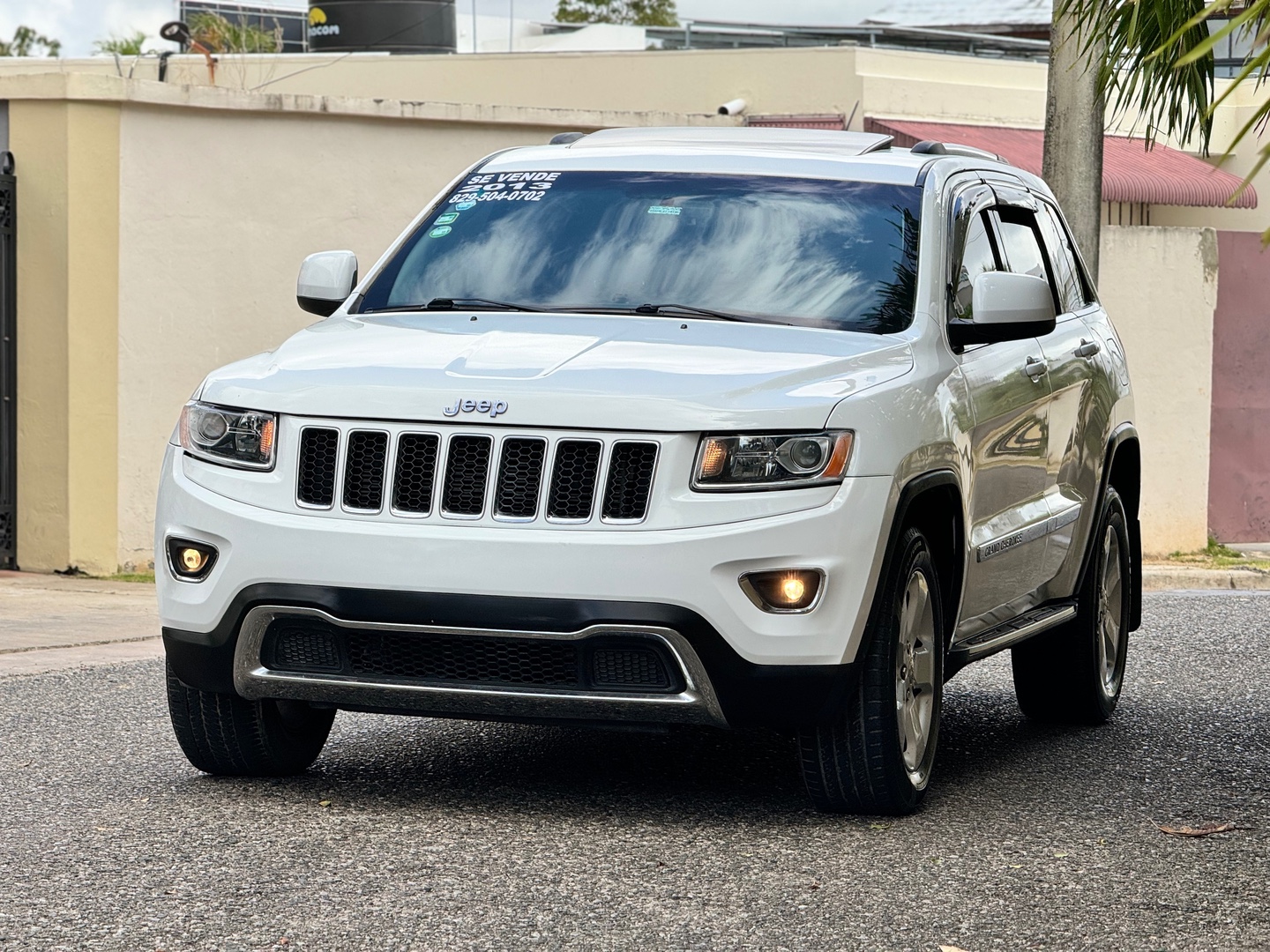 jeepetas y camionetas - Jeep Grand Cherokee Laredo 4X4 2013 
$745,000