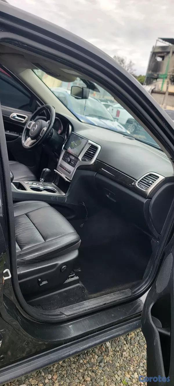 jeepetas y camionetas - JEEP GRAND CHEROKEE LAREDO 2011 5