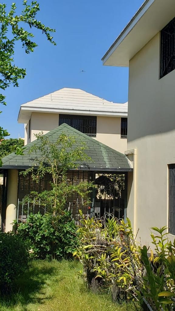 casas - Vendo casa en las Praderas 250 metros de Solar 
Construcción 250 más terraza 25  6