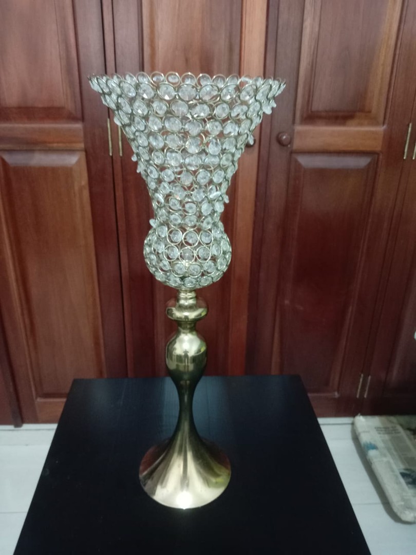 decoración y accesorios - Dos candelabros de color dorado y con cristales 1